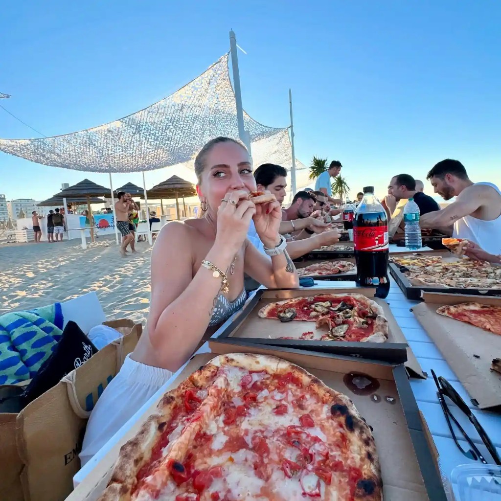 Chiara mentre mangia una pizza con le amiche